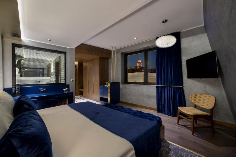 Junior Suite ,1 King Bed, Jetted Tub image 4