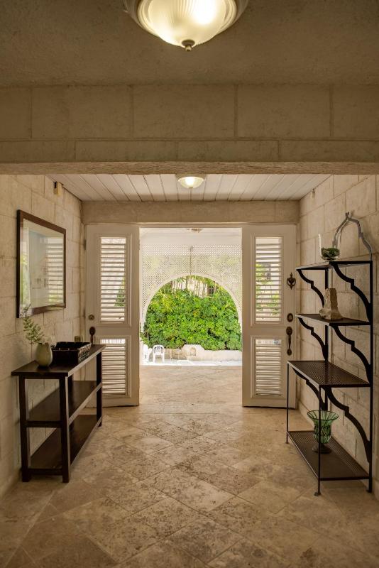 Tantalus Villa - image 2