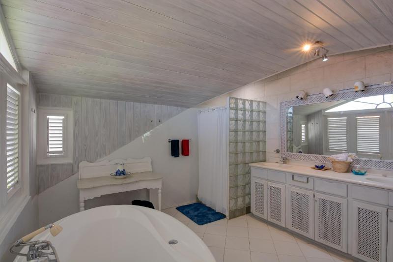 Tantalus Villa - image 5