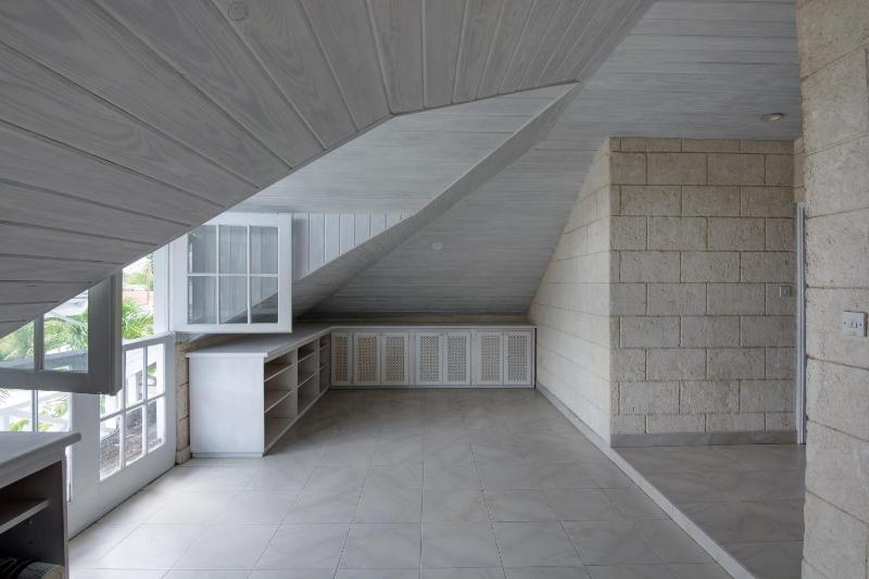 Tantalus Villa - image 13