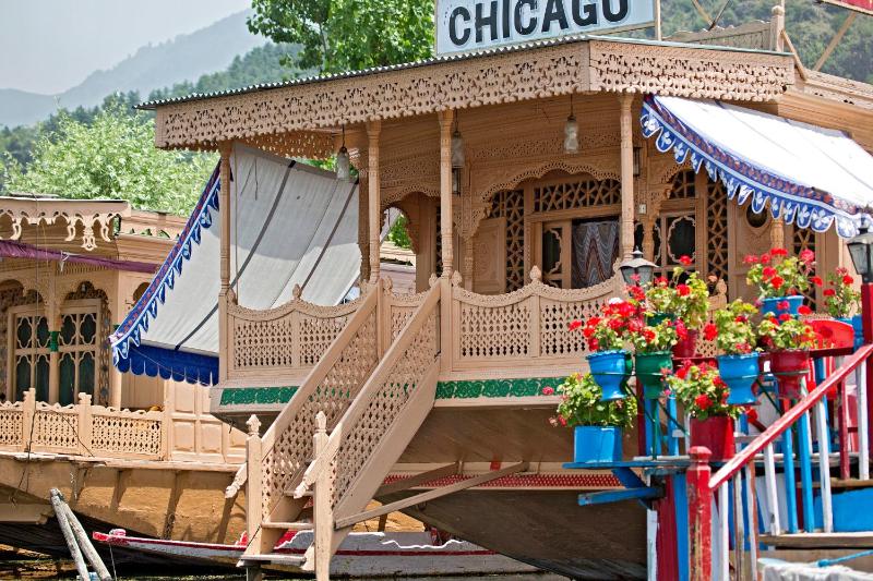 Chicago Group of Houseboats - image 3