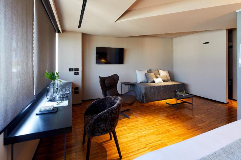Executive Suite image 4