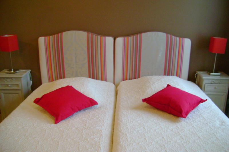 Charming Twin Room - street side  image 1