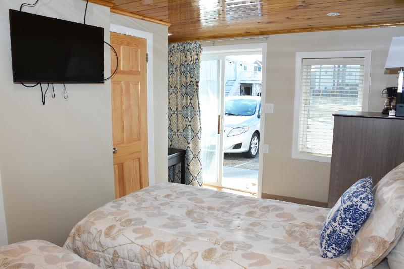 Economy Twin Room image 4