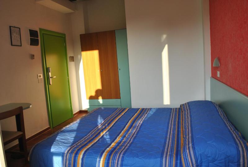 Basic Double Room image 4