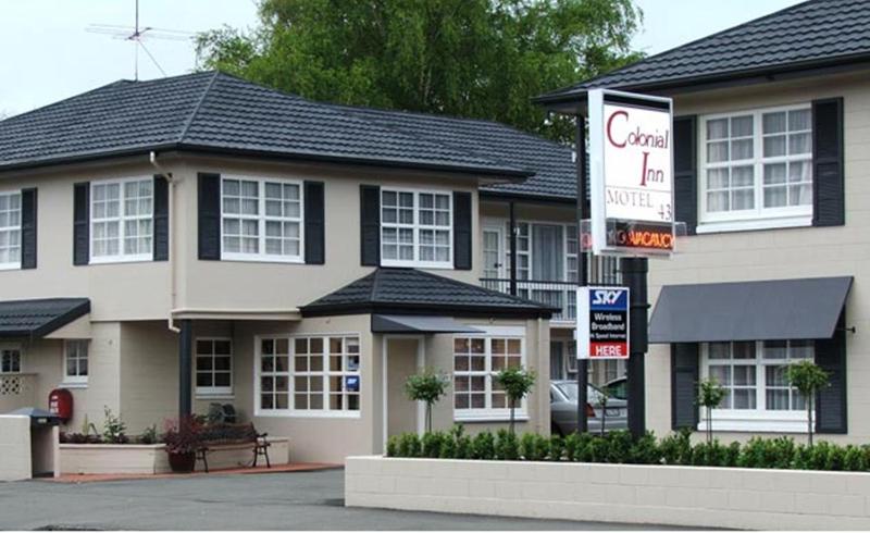 Colonial Inn Motel - image 1