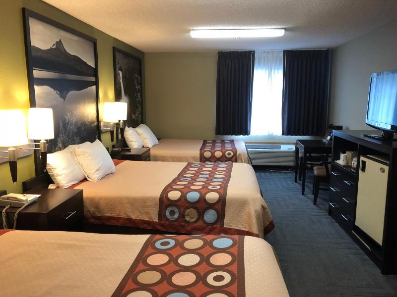 Studio Suite with Three Queen Beds - Non-Smoking image 4