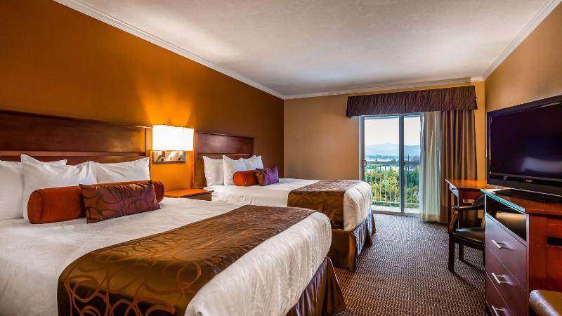 Best Western Plus Landmark Inn - image 18