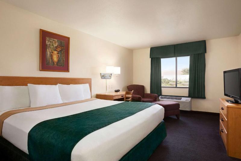 King Room - Non-Smoking image 2