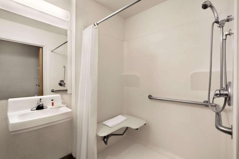 King Room - Mobility Access/Non-Smoking image 2