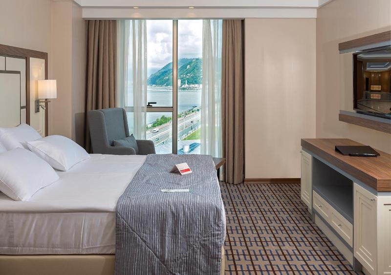 Family Suite with One Double Bed and Two Twin Beds image 4
