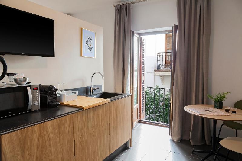 Premium Double Room image 3