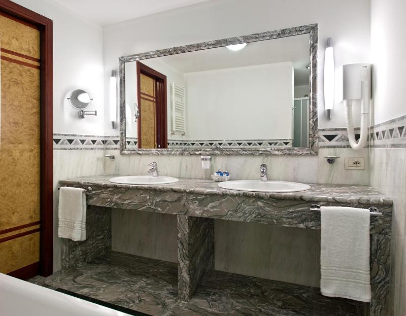 Superior Double Room with Balcony image 3