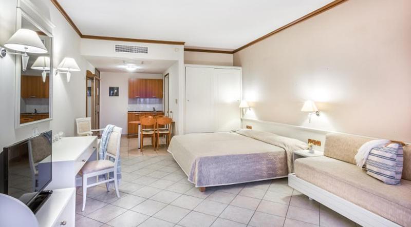 Double or Twin Room with Sea View (1 Adult + 1 Child) image 4