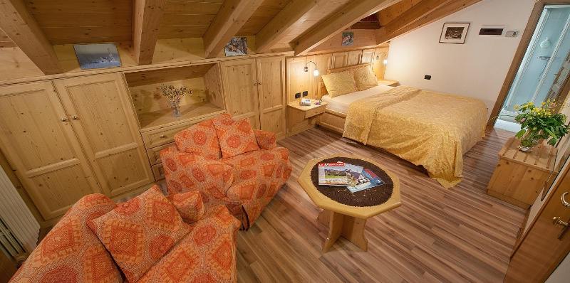 Large Double Room image 1