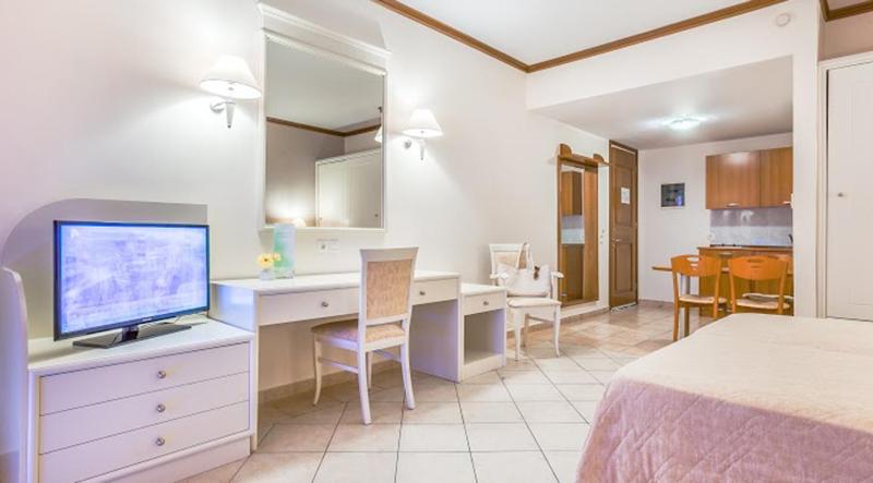 Double or Twin Room with Sea View image 3