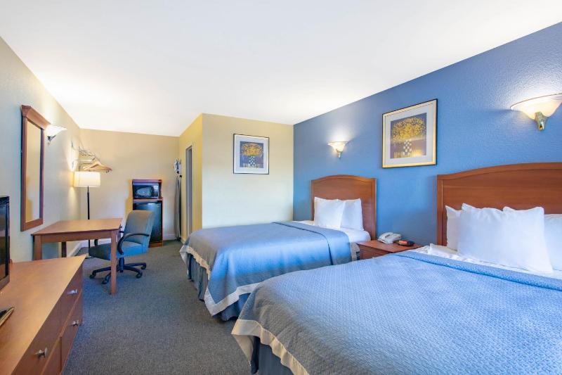 Double Room with Two Double Beds - Smoking image 2