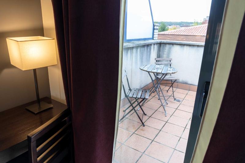 Premium Double Room with Terrace image 4