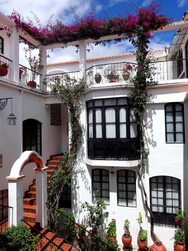 El Hotel de Su Merced - image 2