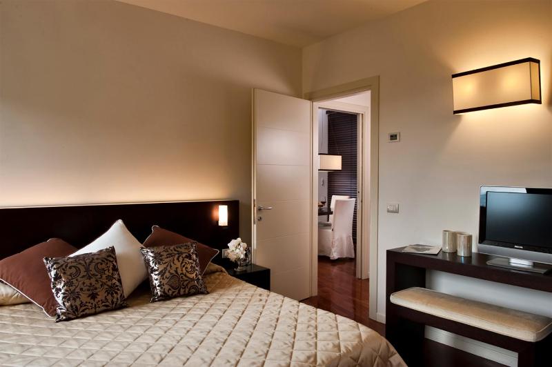 Panoramic Suite with Balcony image 4