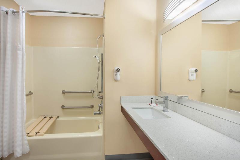 Standard Room with Two Double Beds - Mobility Access/Non Smoking image 2