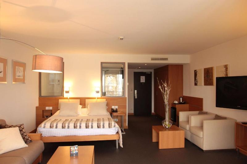 Junior Queen Suite with Sea View image 1