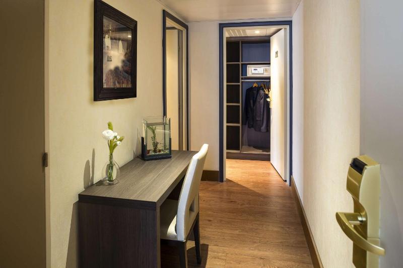 Family Queen Room with Two Single Beds image 4