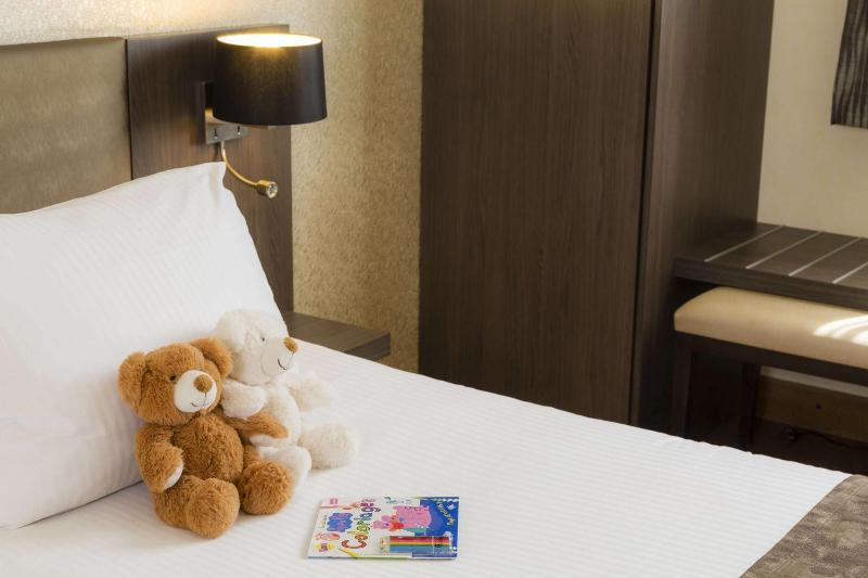 Family Queen Room with Two Single Beds image 3