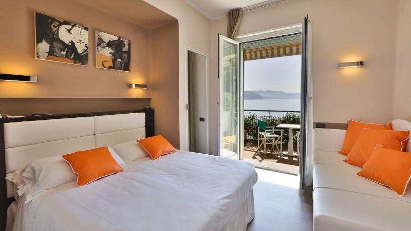 Triple Room with Terrace - Sea View image 1
