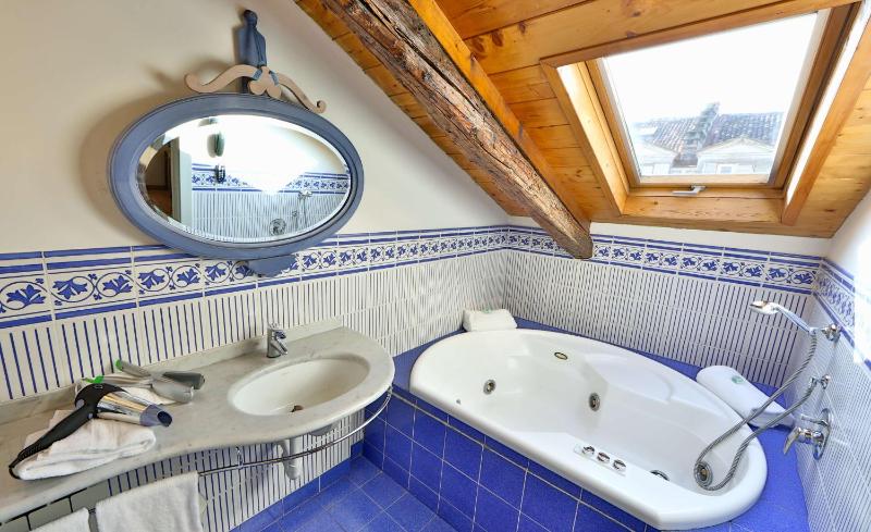 Junior Suite with Spa Bath image 3