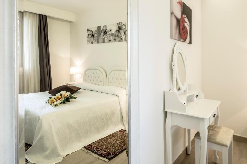 Double or Twin Room with Garden View image 1