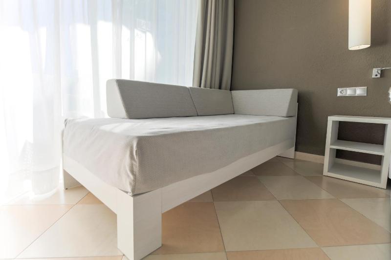 Triple Room (2 Adults + 1 Child) image 2