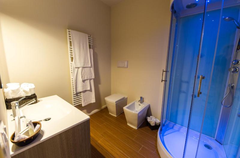 Double Room with Shared Bathroom image 4