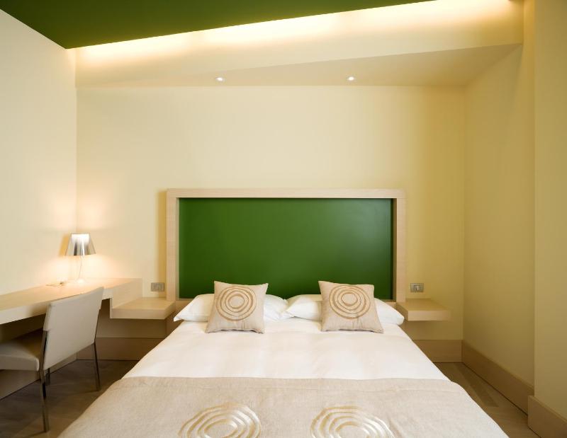 Standard Double or Twin Room image 4