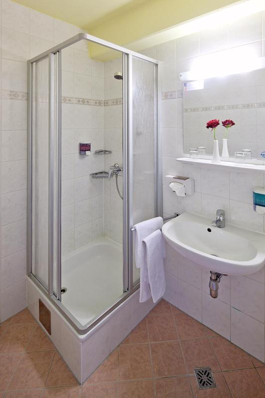 Economy Double Room image 4