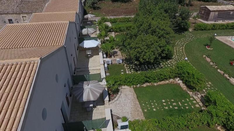 Quadruple Room with Garden View image 2