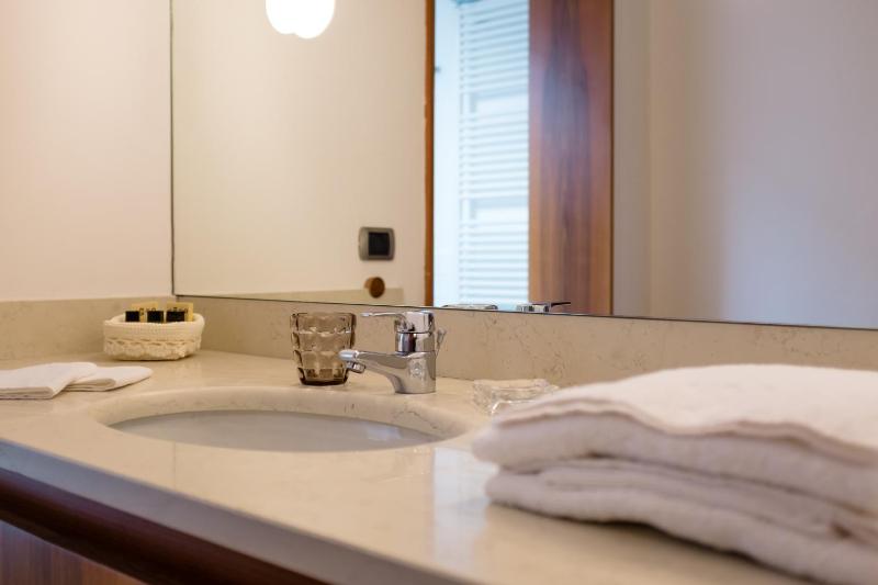 Deluxe Double Room image 2