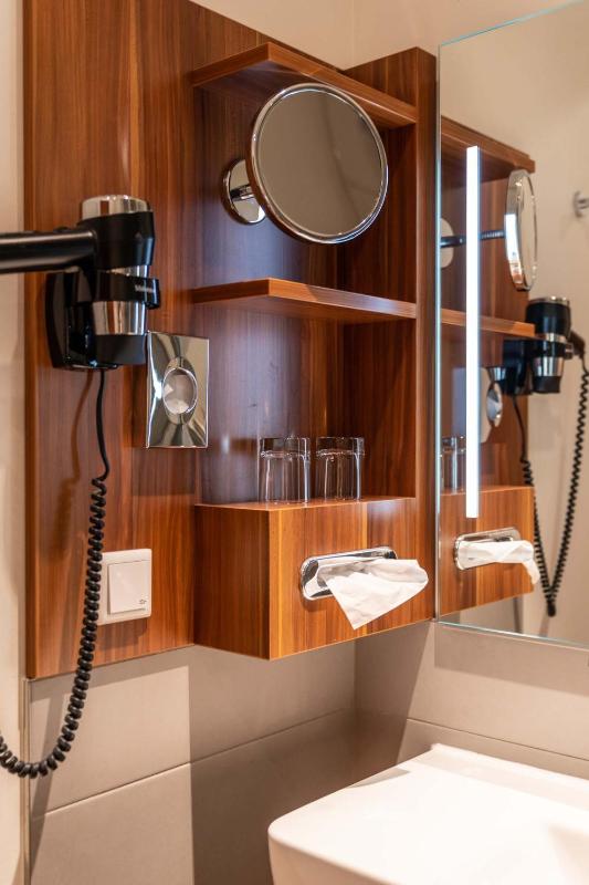 Standard Twin Room image 4