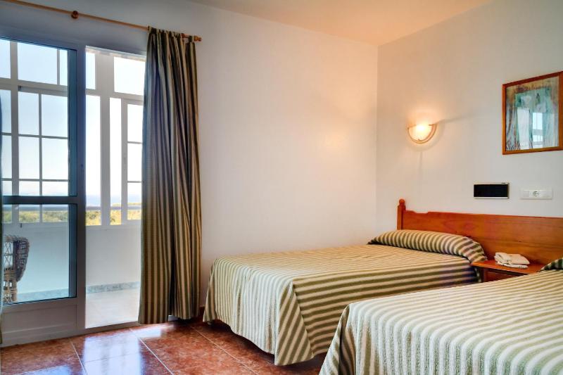 Twin Room with Sea View image 4