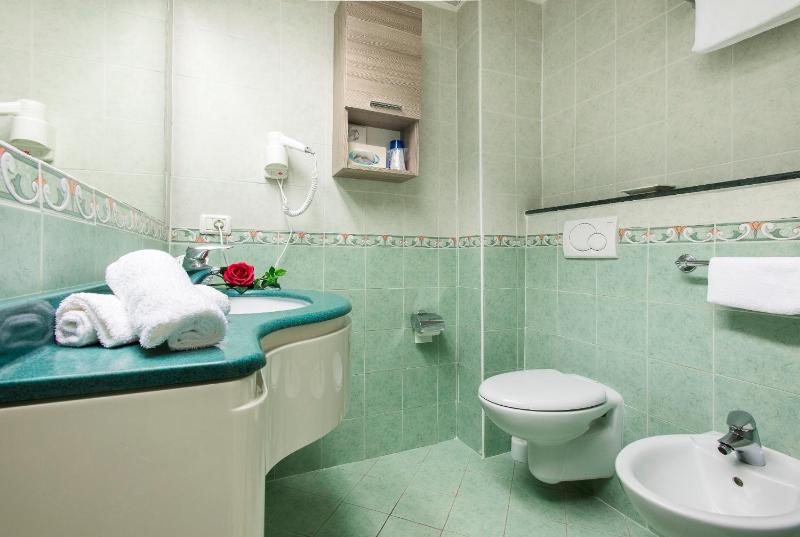 Double or Twin Room with Sea View image 4