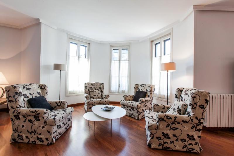 Deluxe Four-Bedroom Apartment - Ronda Universitat 17 image 4