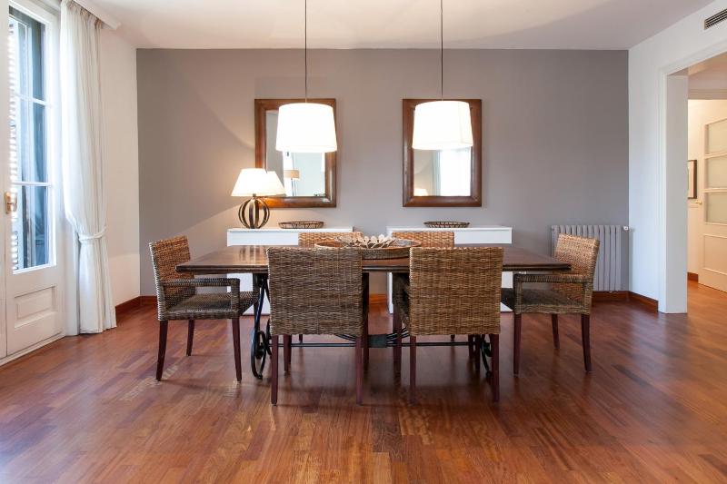 Deluxe Four-Bedroom Apartment - Ronda Universitat 17 image 3