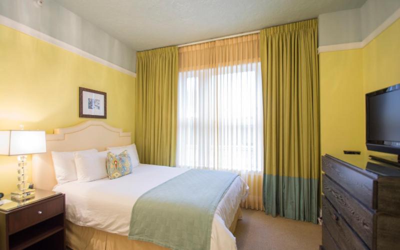Deluxe Queen Room image 1