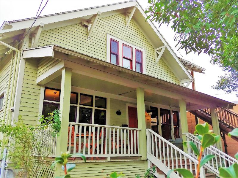 Bluebird Guesthouse - image 1