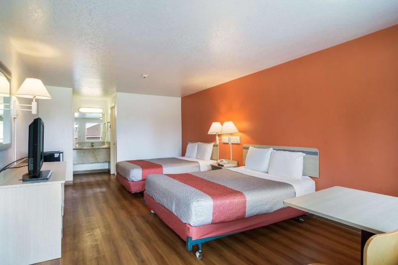 Queen Room with Two Queen Beds - Non-Smoking image 4