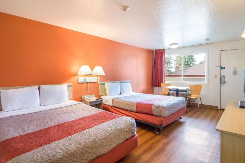 Queen Room with Two Queen Beds - Non-Smoking image 3