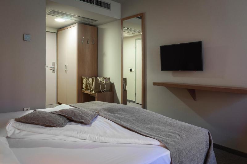 Standard Double or Twin Room with Extra Bed image 4