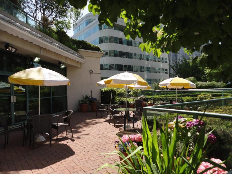 Rosedale On Robson Suite Hotel - image 6