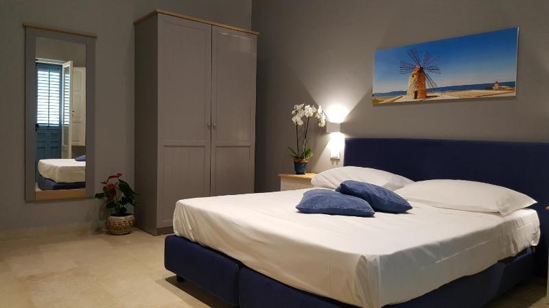 ZIBIBBO SUITES & ROOMS - Aparthotel in Centro Storico a Trapani - image 2