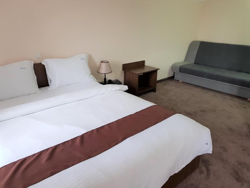 Deluxe Double Room with Balcony image 4